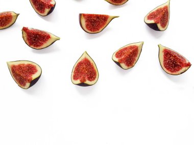 Beyaz arka planda parlak sulu olgun incirler.