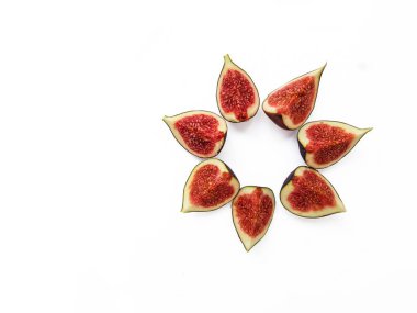 Beyaz arka planda parlak sulu olgun incirler.