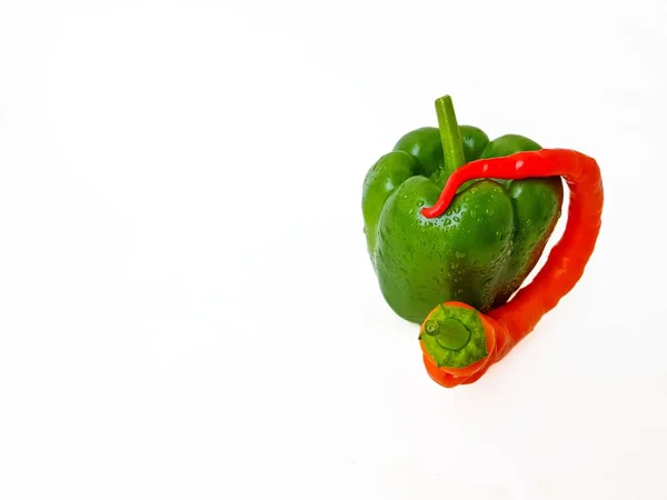 Green and red bell pepper on a white background. The concept of a healthy diet. — Stock Photo, Image