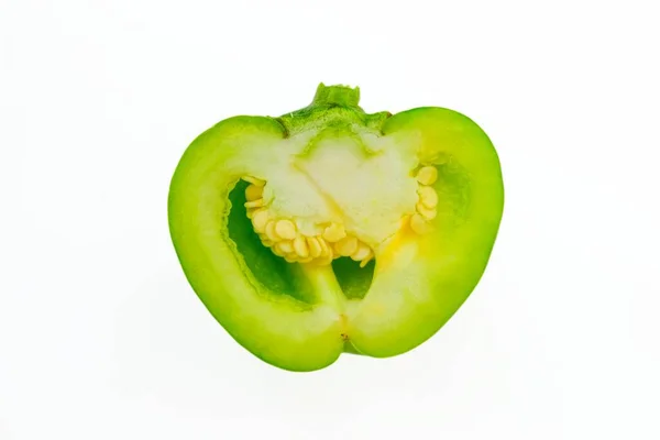 Pimiento verde en un corte con semillas sobre un fondo blanco. — Foto de Stock