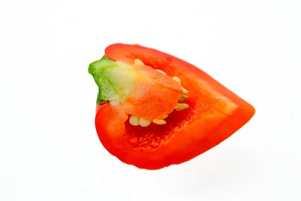 Pimenta fresca vermelha cortada em partes iguais do anel em um fundo branco. — Fotografia de Stock