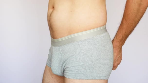 Ein Dicker Mann Zieht Seinem Bauch Und Misst Seine Taille — Stockvideo