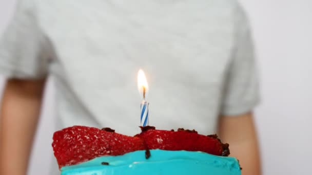 Menino Bonito Apaga Uma Pequena Vela Pedaço Bolo Aniversário — Vídeo de Stock