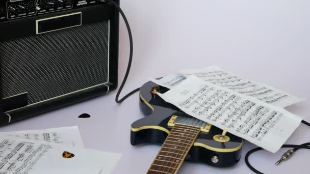 一个有电吉他和音符在地板上的音乐家场所 — 图库视频影像