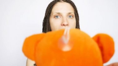 Güzel bir örgü kız oyuncak ayıyı hediye olarak alır ve bir çocuk gibi sevinir.