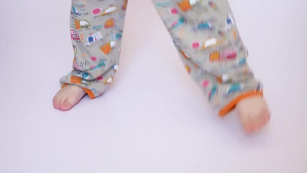 Een Kleine Jongen Draagt Pyjama Neemt Grote Stappen — Stockvideo