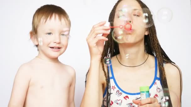 Een Mooie Vlechten Dame Haar Zoontje Hebben Plezier Blazen Zeepbellen — Stockvideo