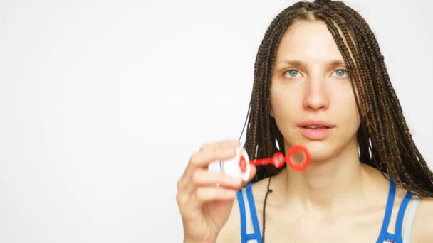 Una Bella Signora Trecce Soffia Alcune Bolle Sapone Macchina Fotografica — Video Stock