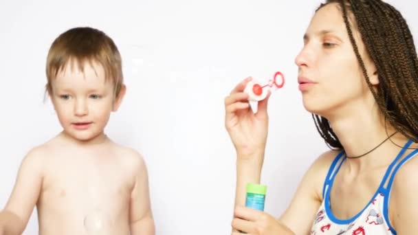 Uma Bela Senhora Tranças Seu Filho Divertir Soprando Bolhas Sabão — Vídeo de Stock