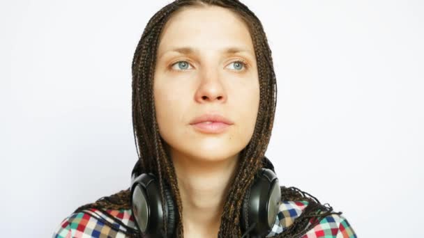 Retrato Una Linda Chica Trenzas Con Grandes Auriculares Los Hombros — Vídeo de stock