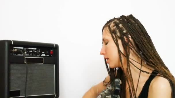 Uma Linda Garota Tranças Com Uma Guitarra Usa Amplificador Combinação — Vídeo de Stock