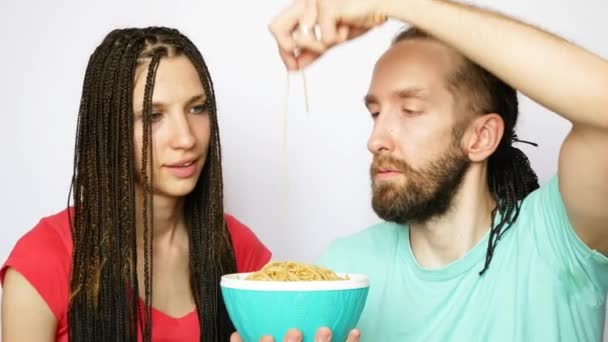 Dos Guapos Amantes Divierten Comiendo Espaguetis Besándose Los Labios — Vídeos de Stock