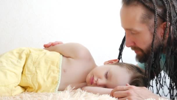 Jeune Homme Tresse Caresse Embrasse Son Adorable Fils Endormi — Video