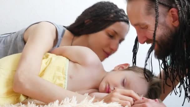 Jovens Tranças Bonitas Pais Acariciam Beijam Seu Adorável Filho Adormecido — Vídeo de Stock