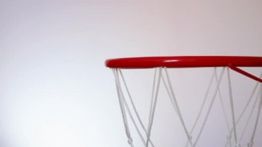 Beyaz arka plana karşı dört basket smaç denemesi.