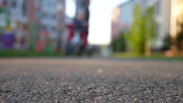 Homem Uma Criança Montando Triciclo Avenida Após Câmera Bokeh Atirando — Vídeo de Stock