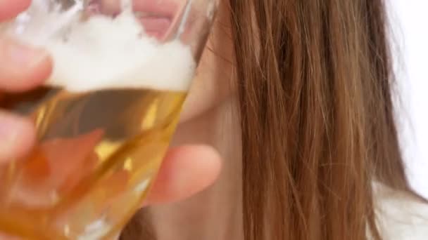 Ζουμερά Χείλη Μιας Νεαρής Όμορφης Γυναίκας Που Πίνει Μπύρα Από — Αρχείο Βίντεο