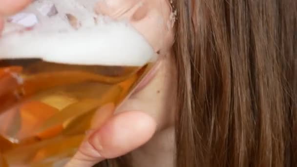 一个年轻貌美的女人的嘴 她把杯子里的啤酒喝得紧紧的 — 图库视频影像