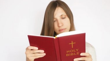 Genç ve güzel bir bayan kutsal kitabı okuyor.