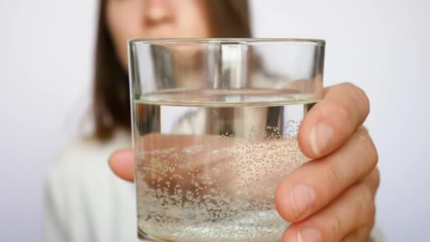 Eine Schöne Frau Nimmt Eine Tablette Und Trinkt Wasser Glas — Stockvideo