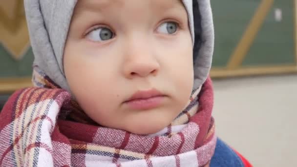 Hermoso Niño Pequeño Con Una Bufanda Cuadros Mira Distancia — Vídeos de Stock