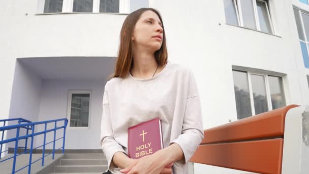 Uma Bela Jovem Senta Banco Com Livro Bíblia Sagrada Suas — Vídeo de Stock