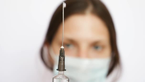 Een Mooie Verpleegster Gaat Een Injectie Geven — Stockvideo