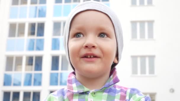 Ett Vackert Ansikte Vacker Liten Pojke Utomhus Närbild — Stockvideo