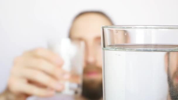 Skäggig Man Tar Ett Glas Och Dricker Lite Vatten — Stockvideo