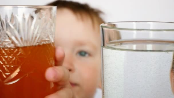 Attraktiv Liten Pojke Tar Ett Glas Och Dricker Lite Juice — Stockvideo