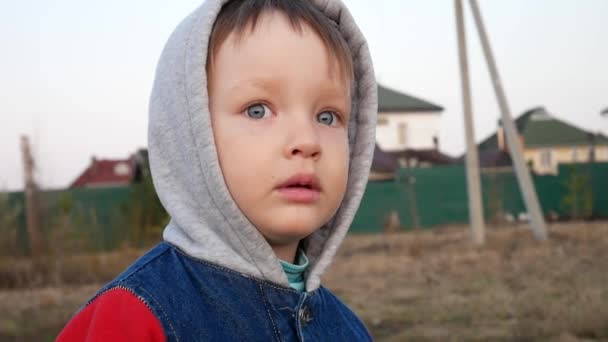 Retrato Lindo Niño Capó Mirando Distancia — Vídeos de Stock
