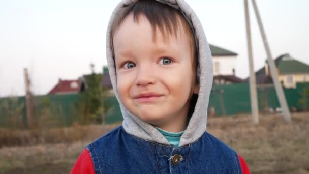 Ένα Πορτραίτο Ενός Χαριτωμένου Μικρού Αγοριού Κουκούλα Από Κοντά — Αρχείο Βίντεο