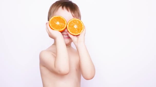 Vacker Naken Pojke Representerar Ett Orange Monster — Stockvideo