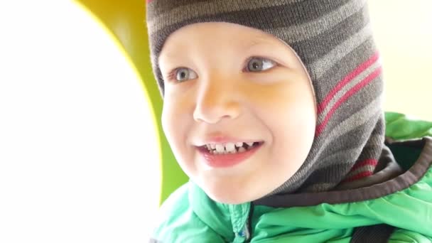 Una Cara Niño Sonriente Vistiendo Caliente Cerca — Vídeos de Stock