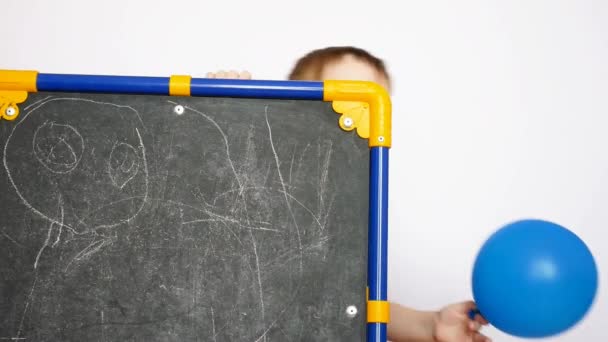 Een Schattig Jongetje Gluurt Uit Van Tekentafel — Stockvideo