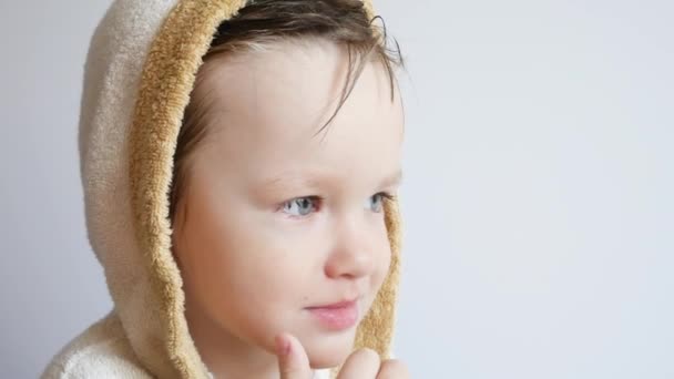 一个穿着浴衣的可爱小男孩用嘴唇玩耍 — 图库视频影像