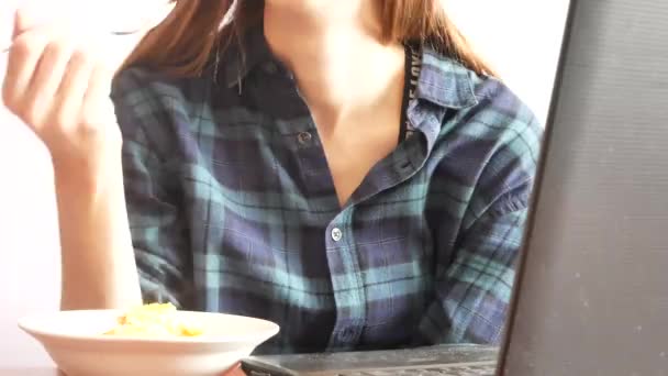 Una Joven Hermosa Mujer Una Camisa Cuadros Come Sabrosa Tortilla — Vídeos de Stock