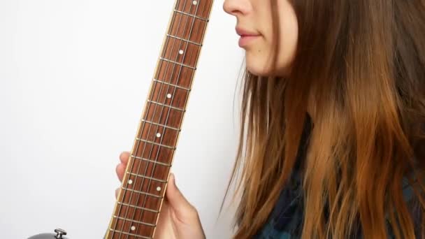 Uma Menina Bonita Com Cabelo Balançando Vento Acaricia Guitarra Suavemente — Vídeo de Stock