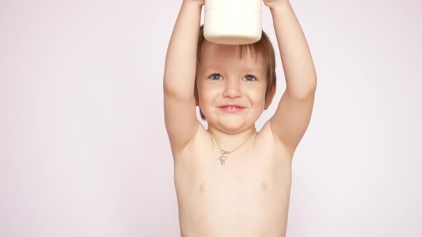 Sevimli Küçük Bir Çocuk Süt Şişesini Kaldırır — Stok video