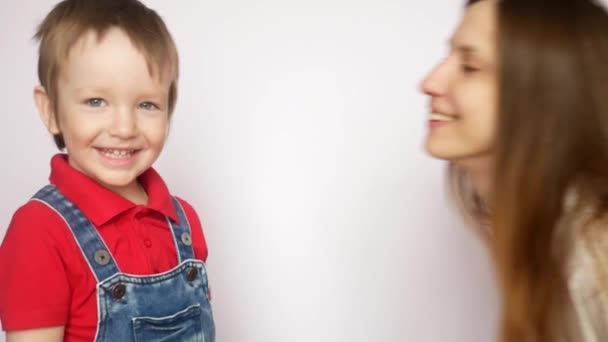 Uma Bela Mãe Repente Beija Seu Pequeno Filho Bonito — Vídeo de Stock