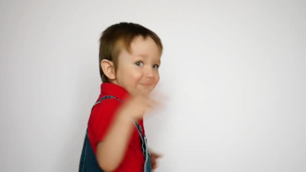 Menino Feliz Vira Repente Tenta Pegar Balão Azul — Vídeo de Stock