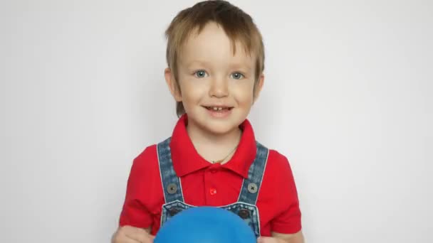 Счастливый Маленький Мальчик Предлагает Взять Синий Шарик — стоковое видео