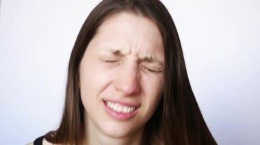 Yakışıklı bir kadın pişmanlık gösteriyor.