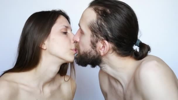 Zwei Hübsche Liebende Küssen Sich Auf Die Lippen Und Machen — Stockvideo