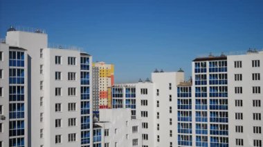 Issız bir yerleşim bölgesinin bazı güzel binaları.