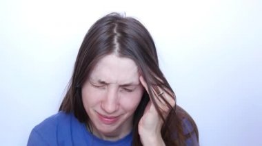 Güzel bir kız baş ağrısı çekiyor.