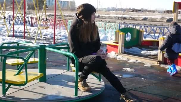Uma Bela Jovem Está Passando Tempo Com Seu Filho Playground — Vídeo de Stock