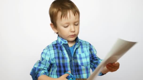Piękny Chłopiec Koncentruje Się Cięciu Papieru Nożyczkami — Wideo stockowe