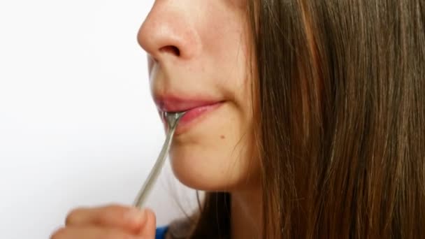 美しい女性はヨーグルトを食べるスプーンを舐める閉じる — ストック動画