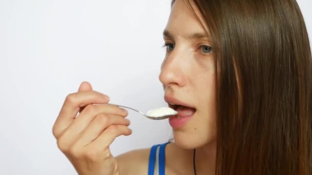 一位漂亮的女士用勺子吃酸奶 — 图库视频影像